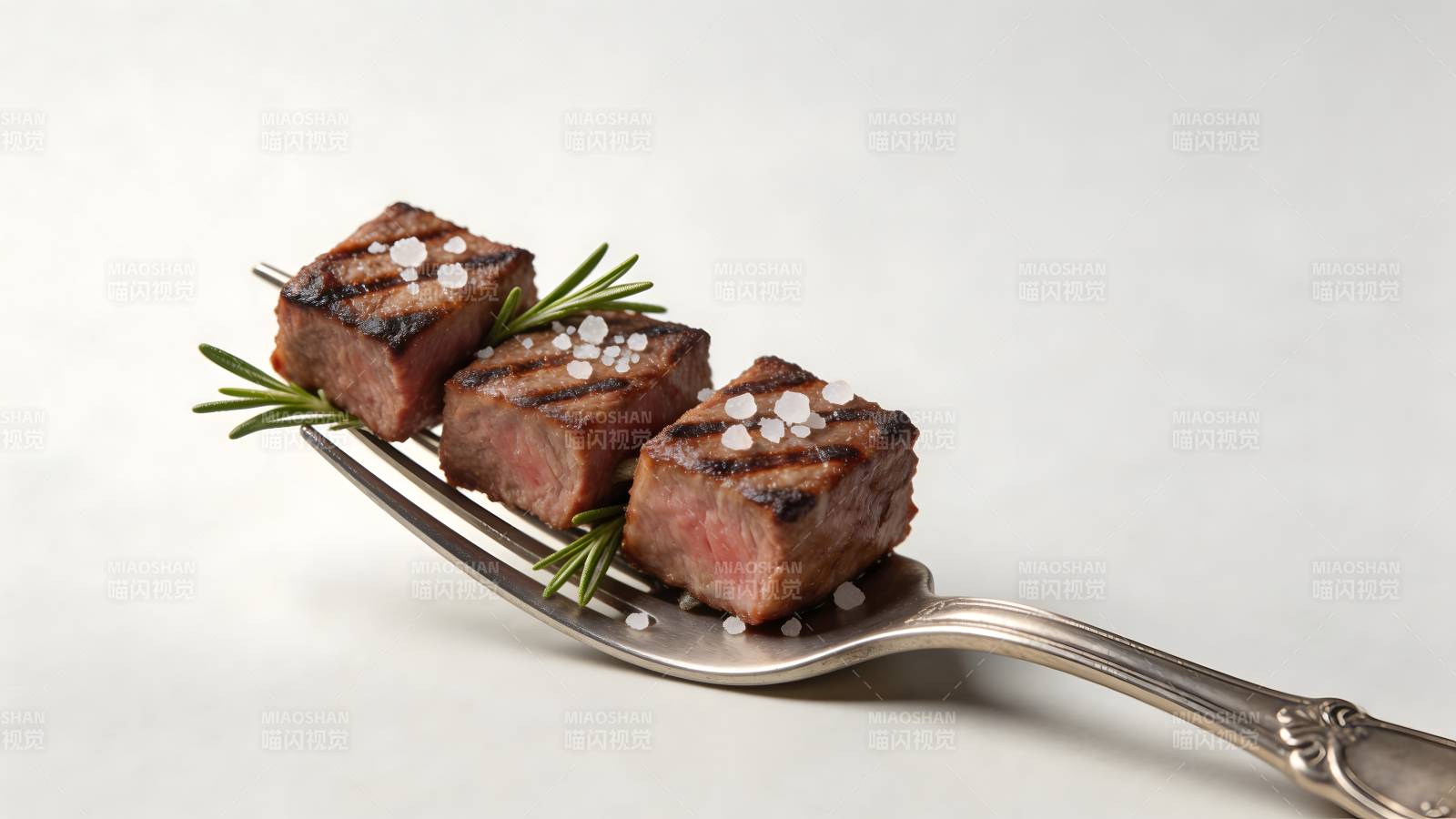 烤肉串配迷迭香图片