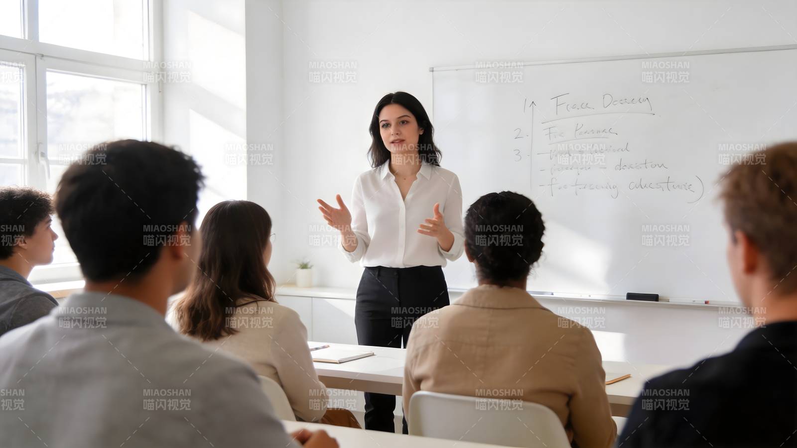 课堂授课场景图片