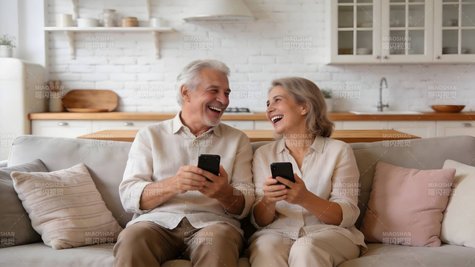 老夫妻共度欢乐时光图片