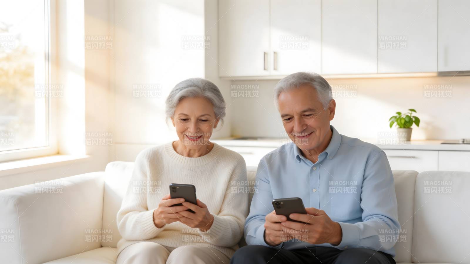 老夫妇共用手机图片