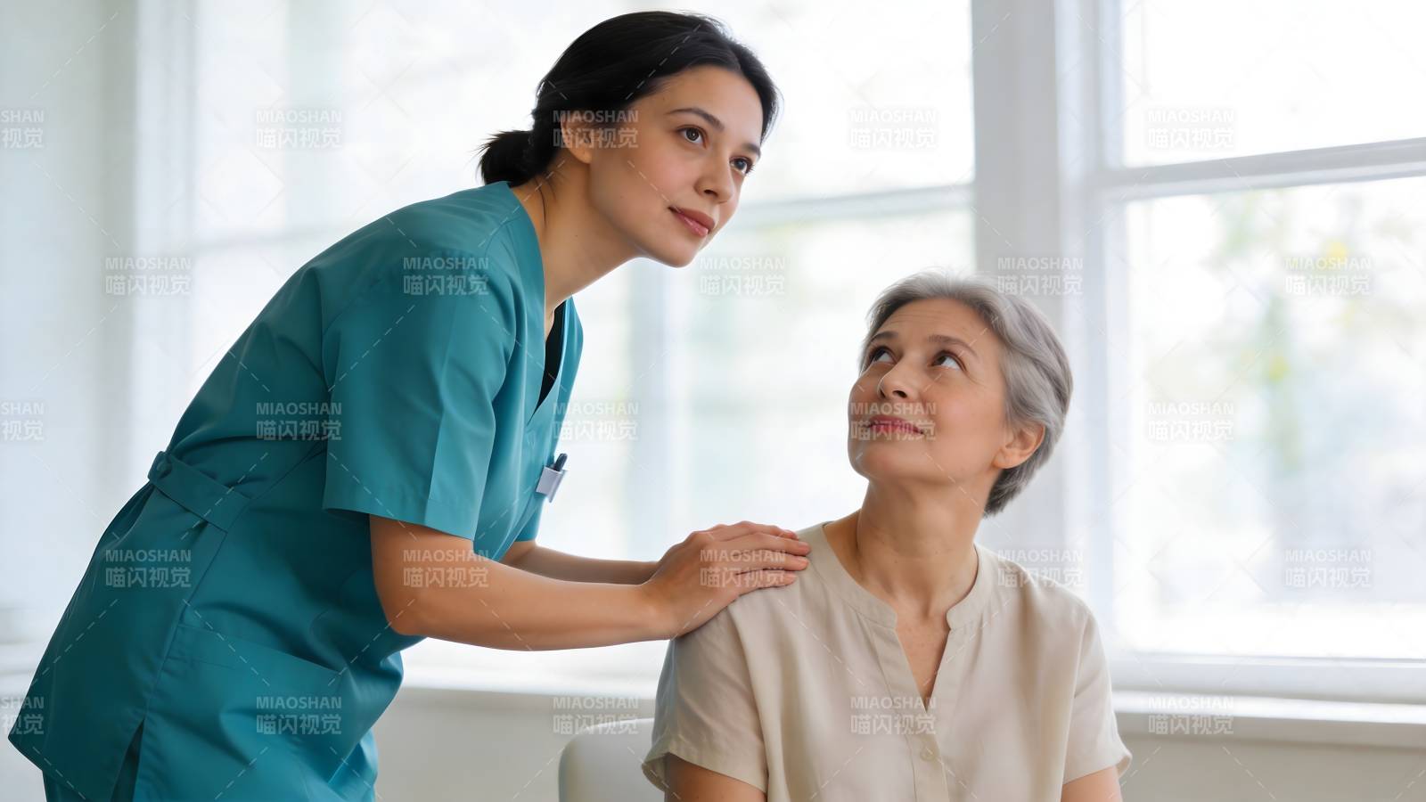 护士关怀老年患者图片