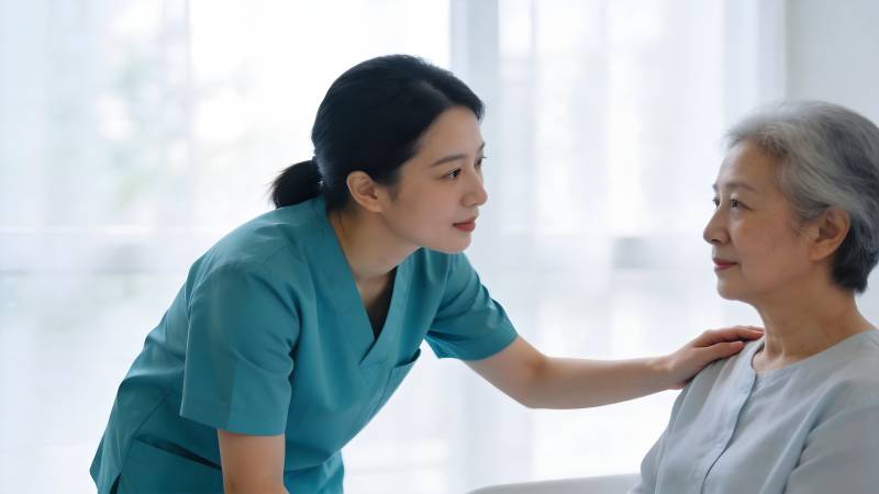 护士关怀老人图片