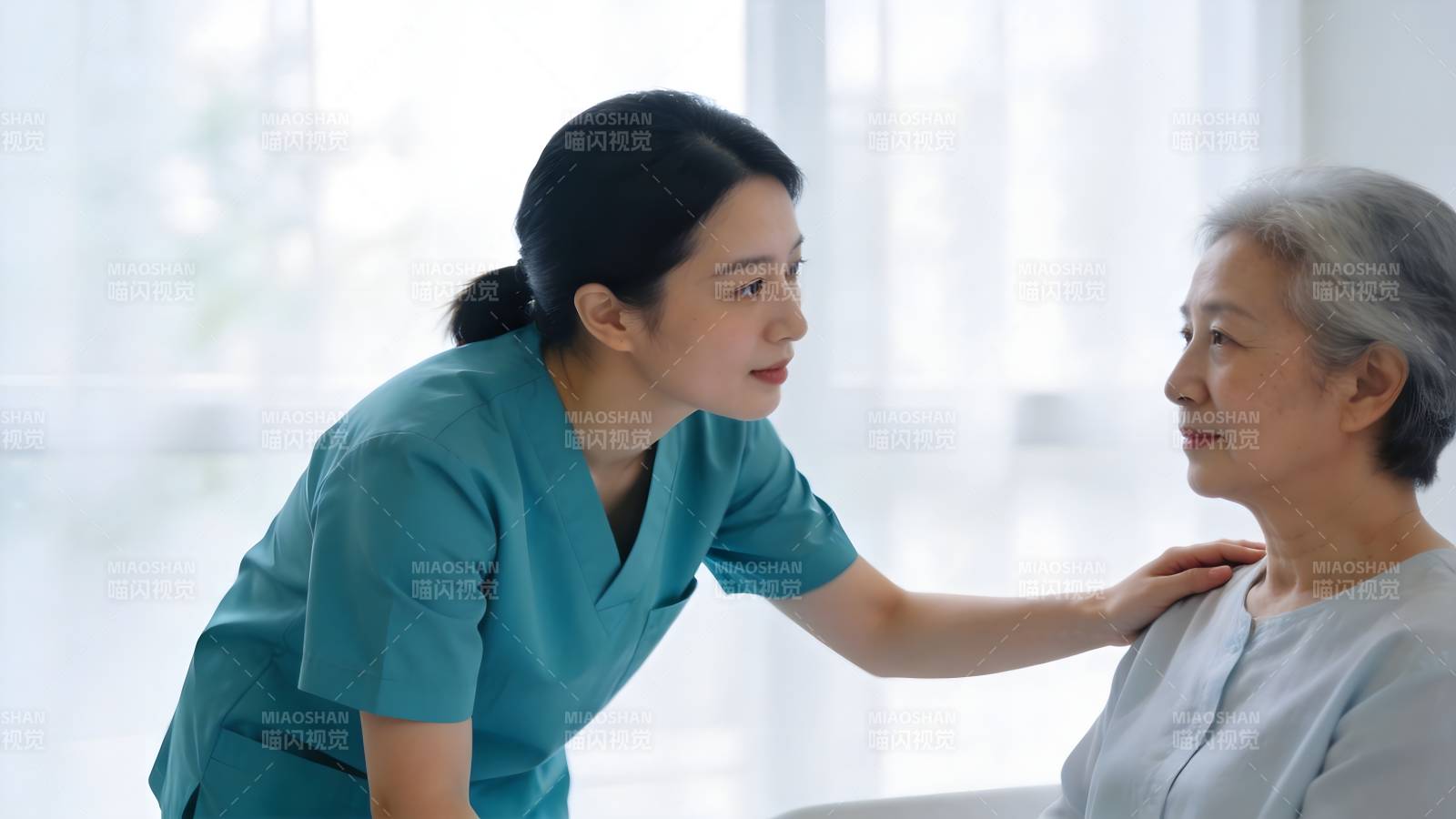 护士关怀老人图片