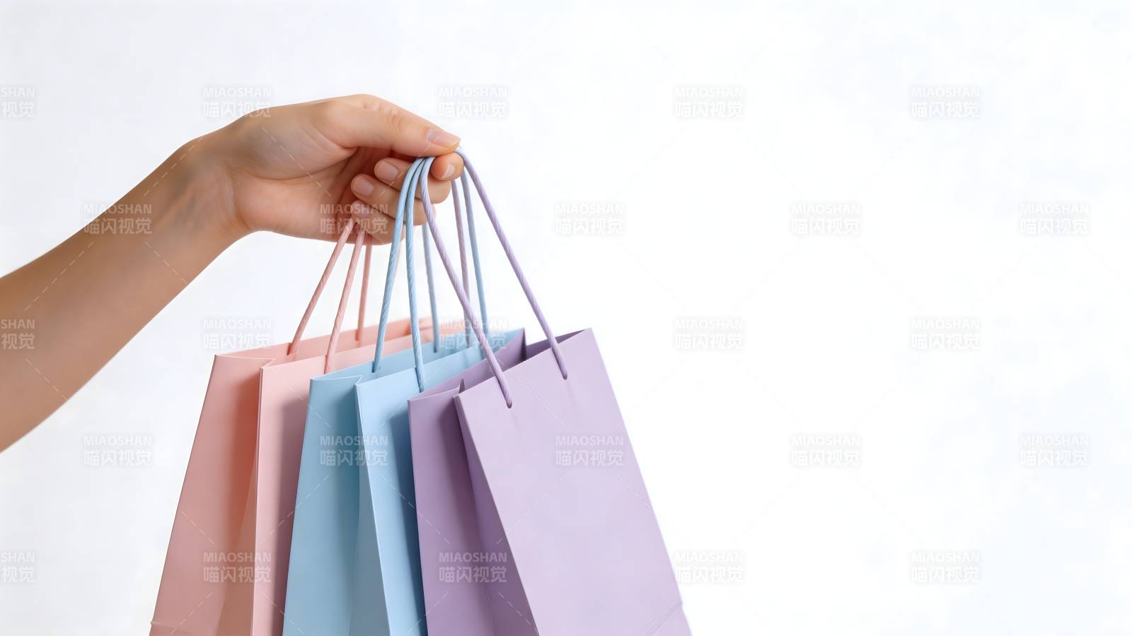 手提彩色购物袋图片