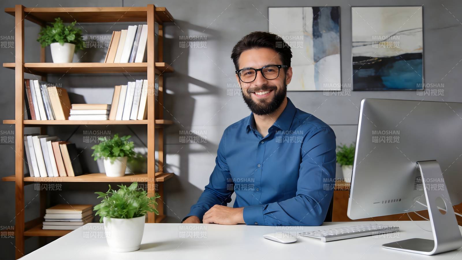 办公桌前微笑的男士图片