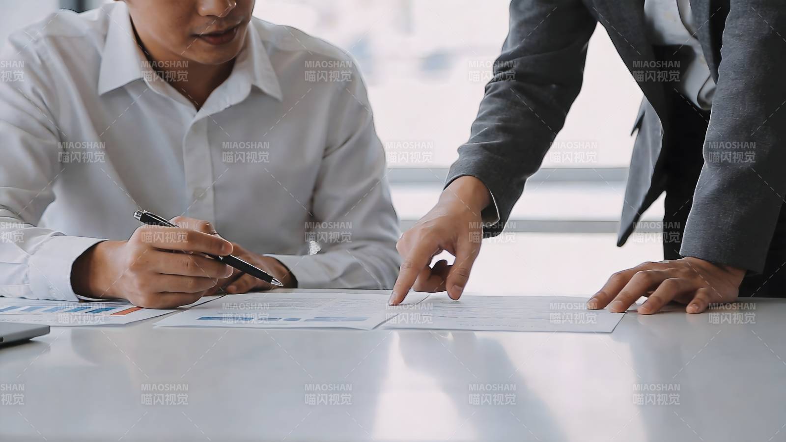 商务洽谈现场图片