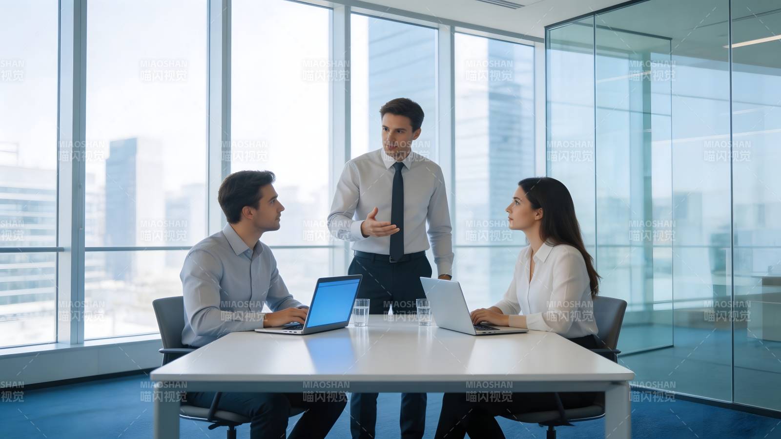 商务会议讨论中图片