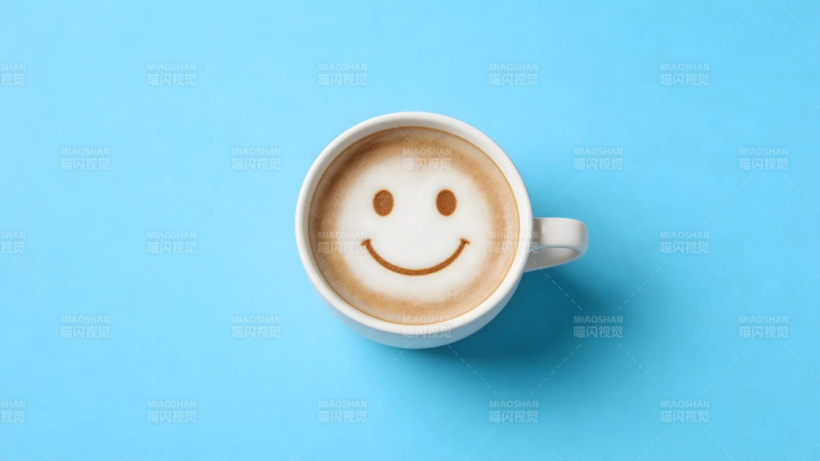 咖啡杯中的笑脸图片