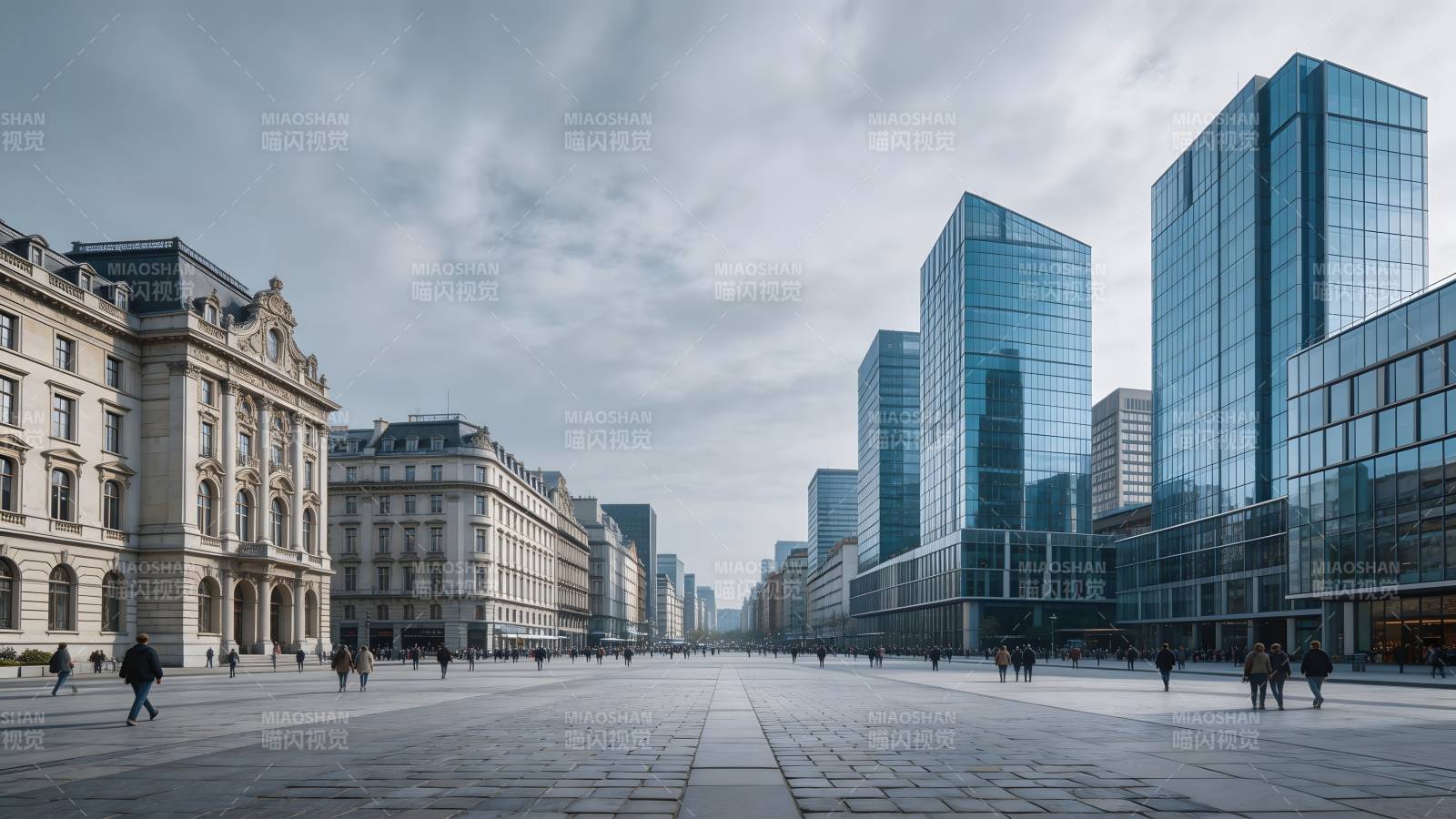 城市广场新旧交融图片