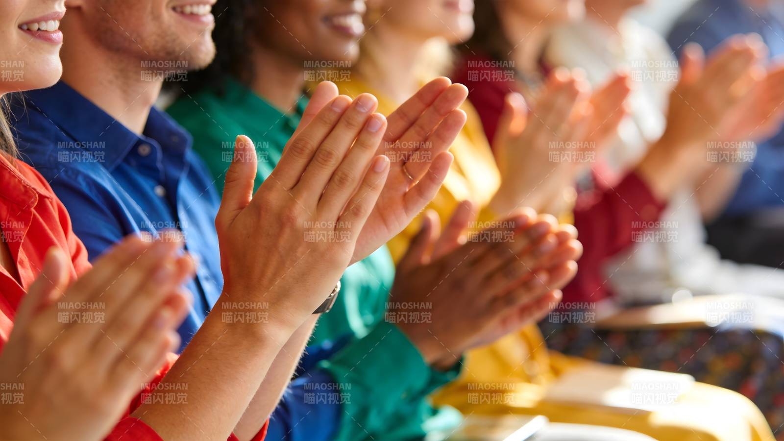 热烈鼓掌的观众图片