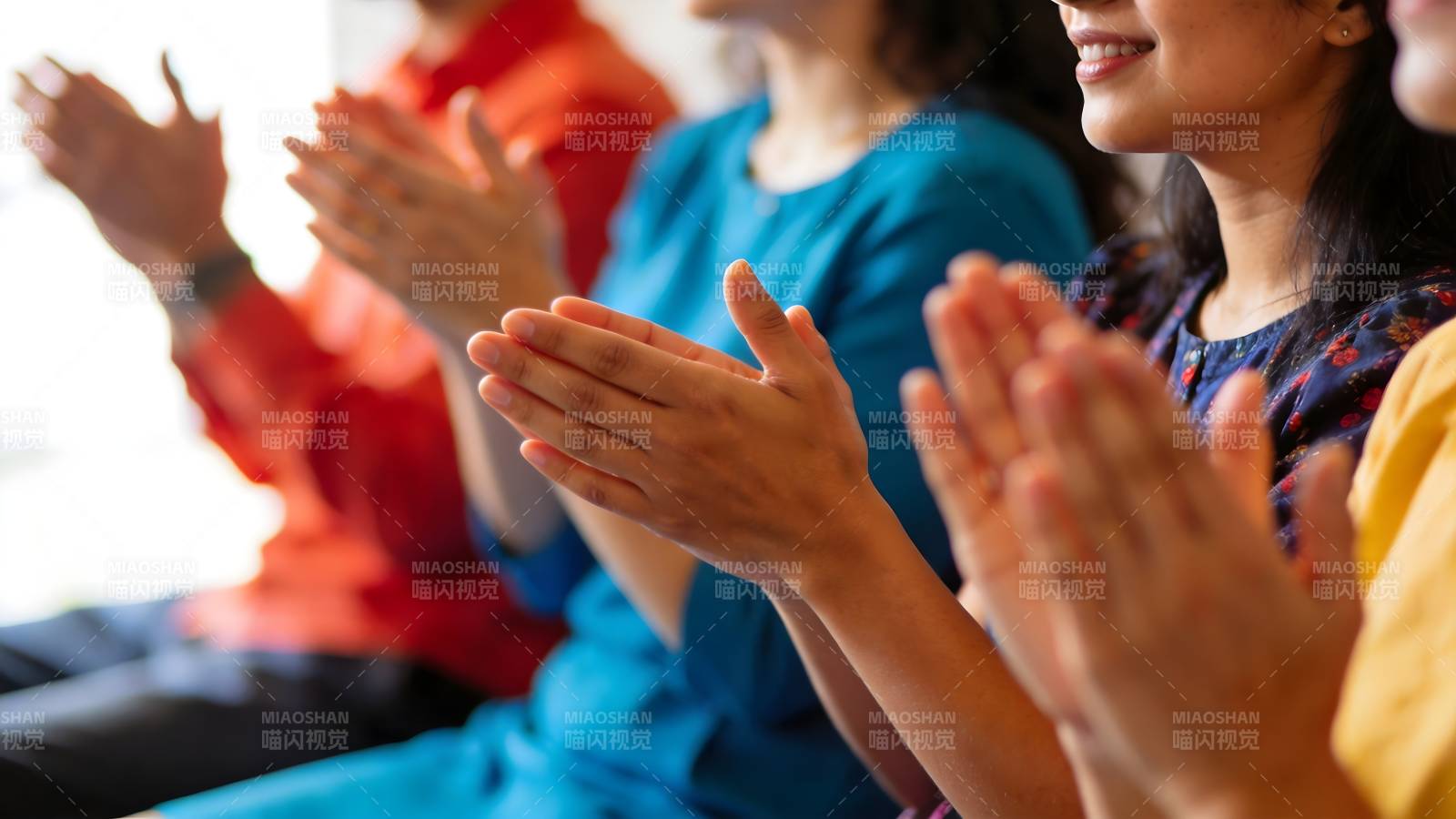 热烈鼓掌的观众图片