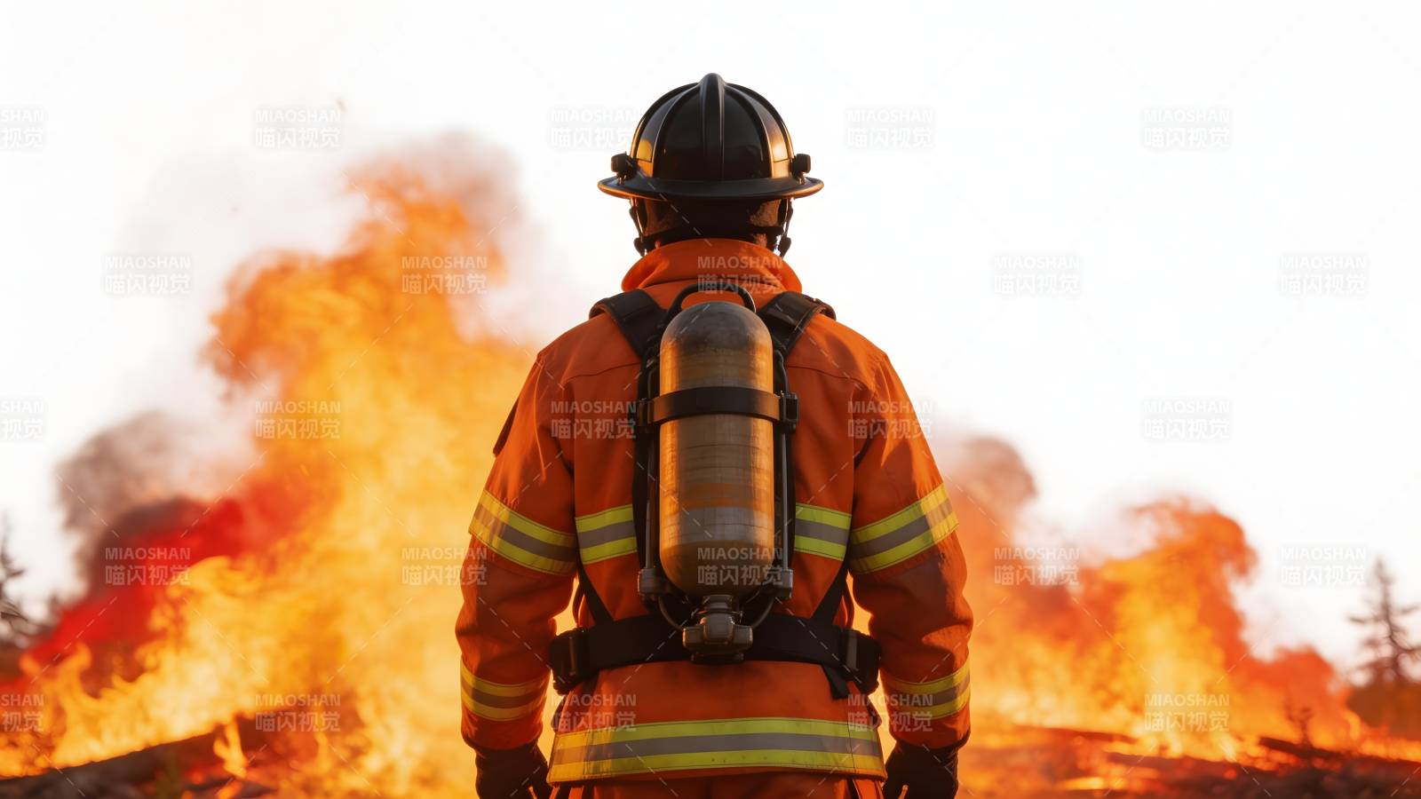 消防员背影战火图片