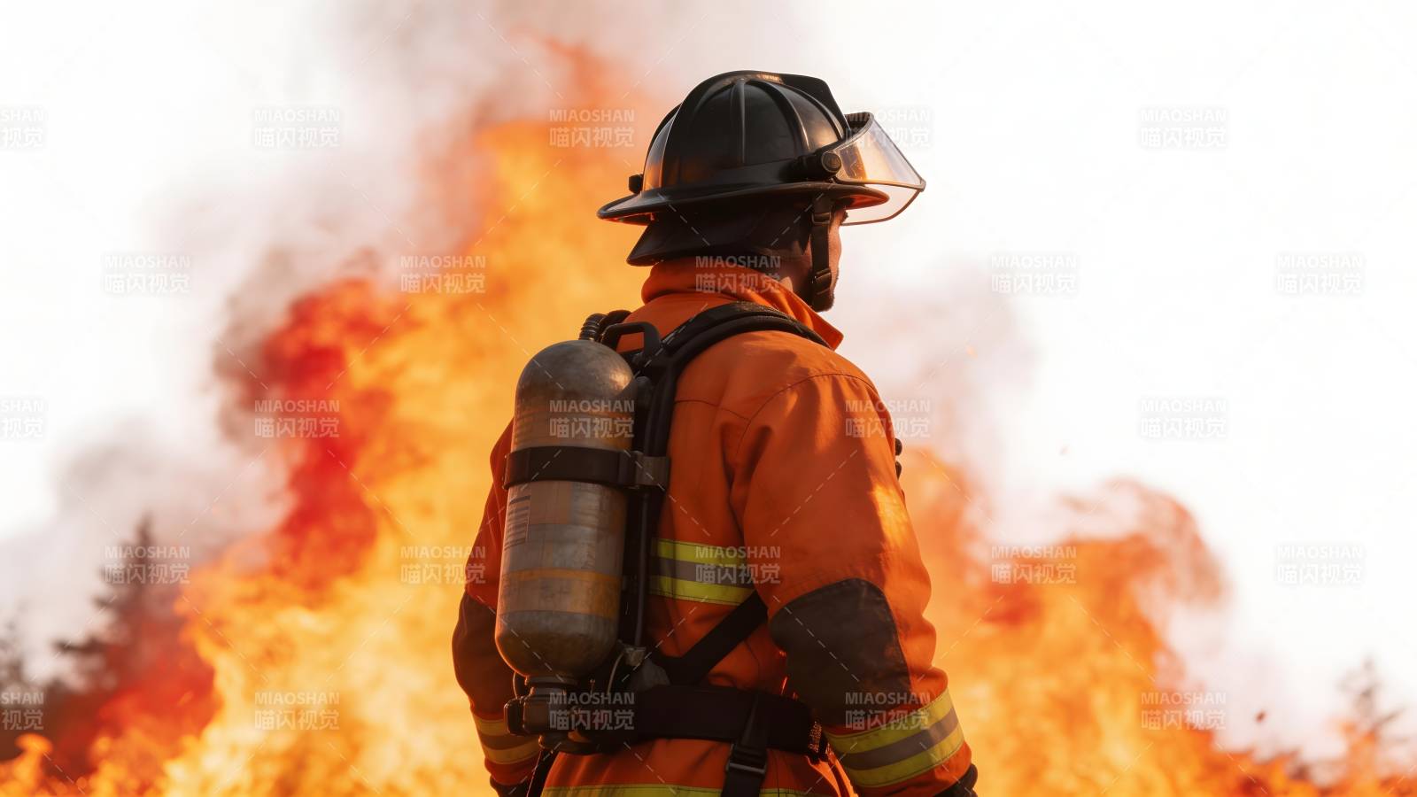 消防员勇战烈火图片