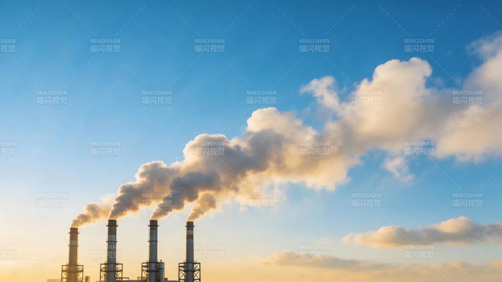 工厂烟囱排放烟雾图片