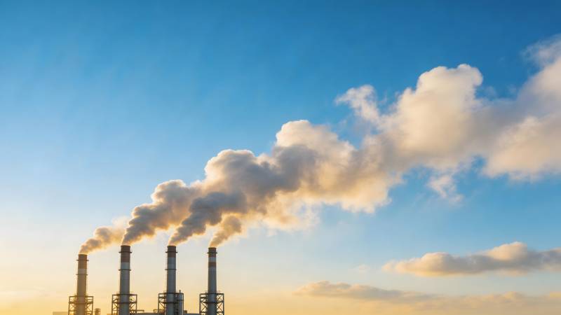 工厂烟囱排放烟雾图片