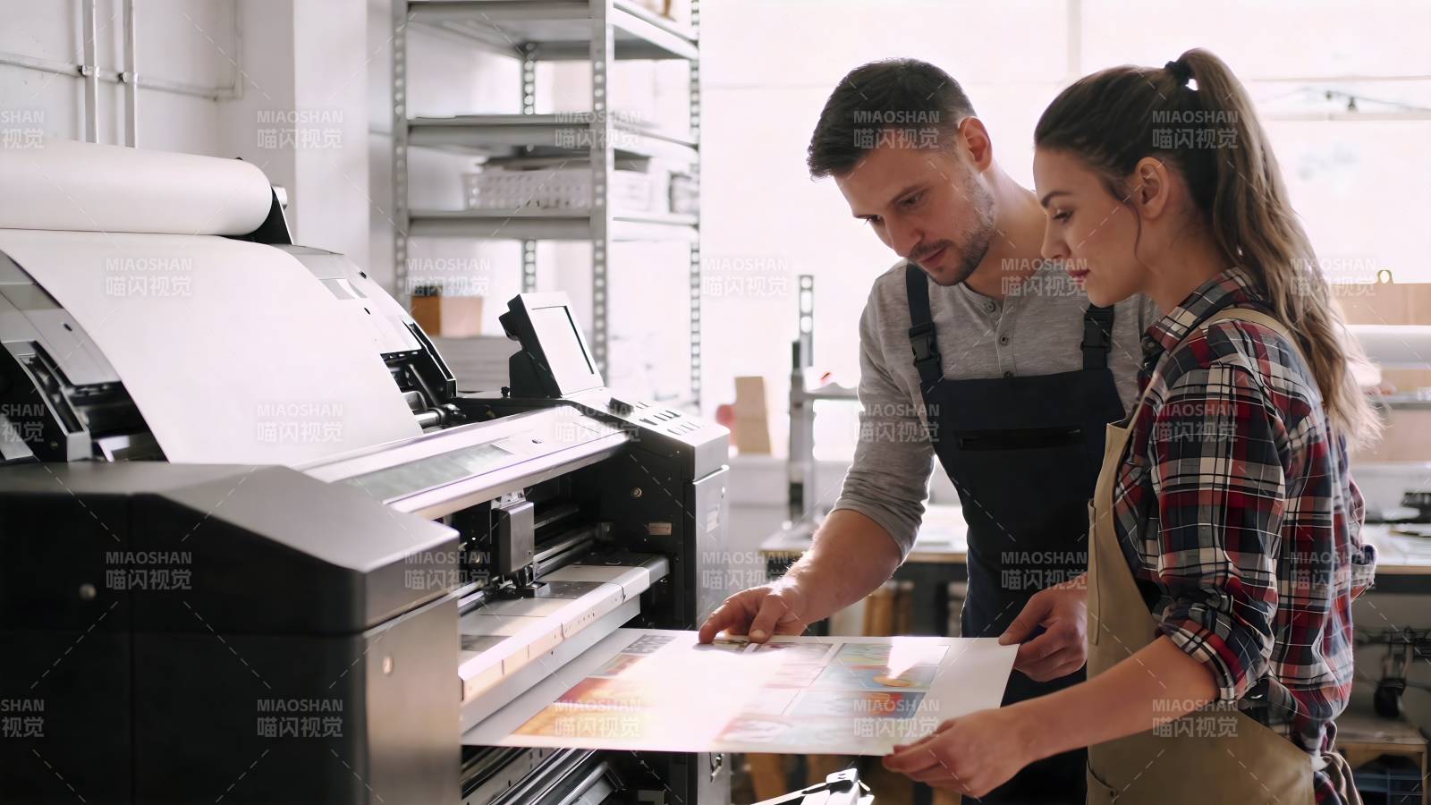 印刷车间协作场景图片