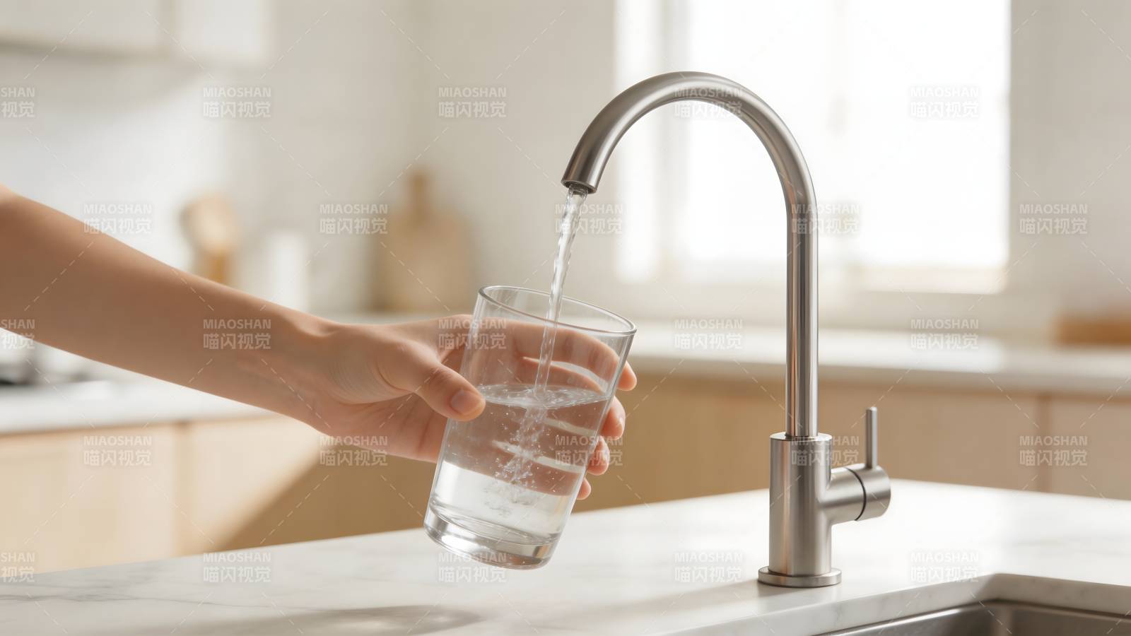 净水入杯 健康生活图片