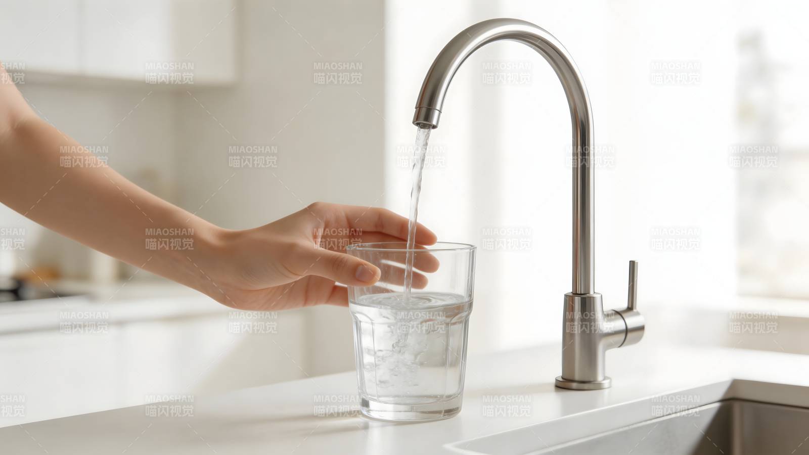 净水流入杯中图片