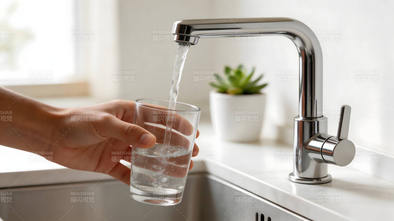 洗手池接水图片