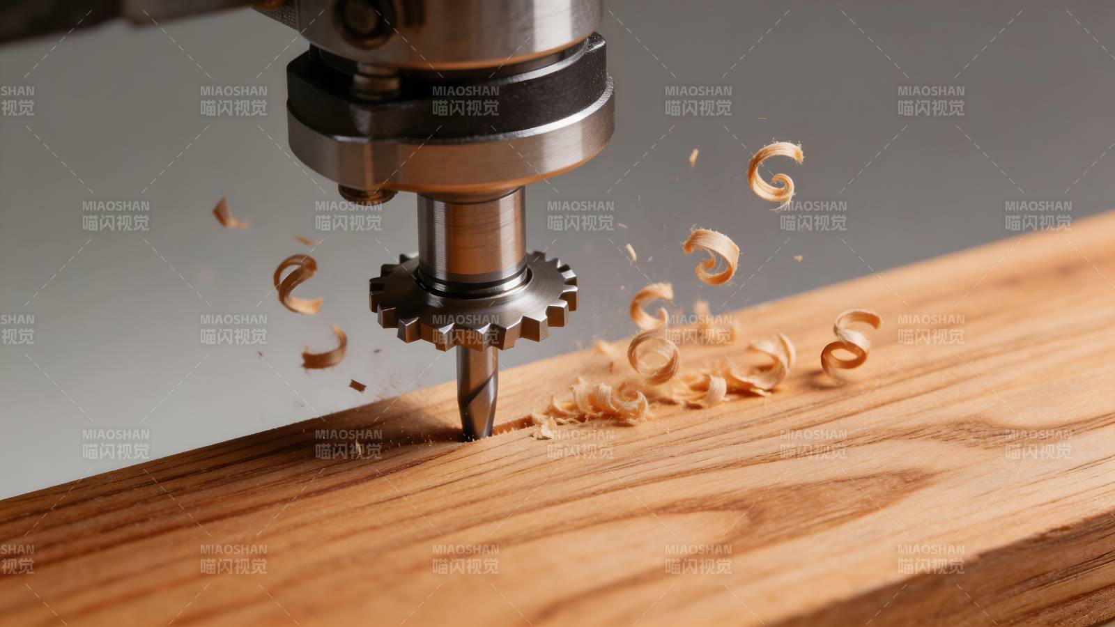 钻孔作业中木屑飞溅图片