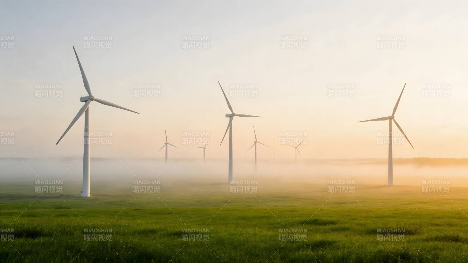 风车晨雾田园图片