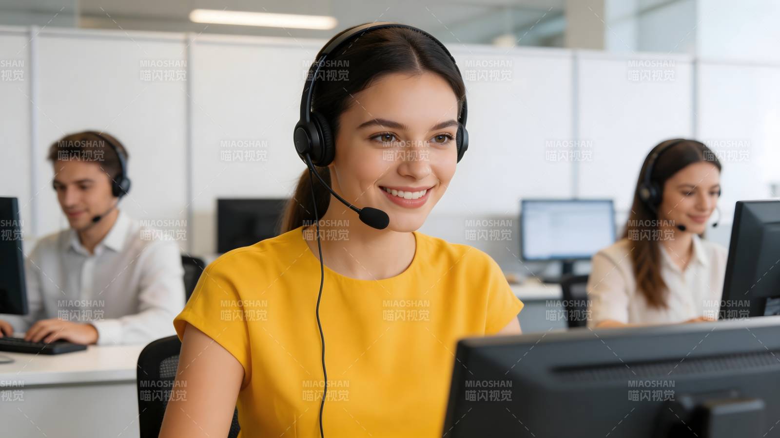 客服中心微笑服务图片