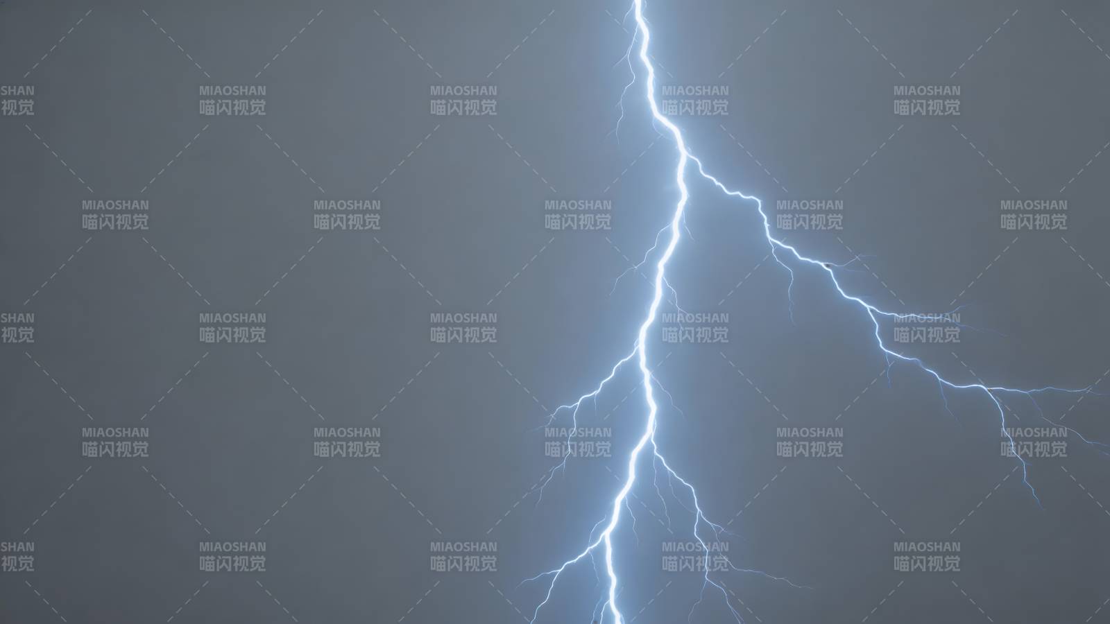 闪电划破夜空图片