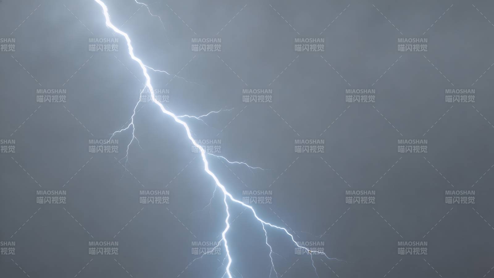 闪电划破夜空图片