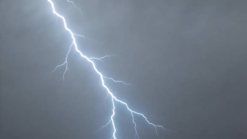 闪电划破夜空图片