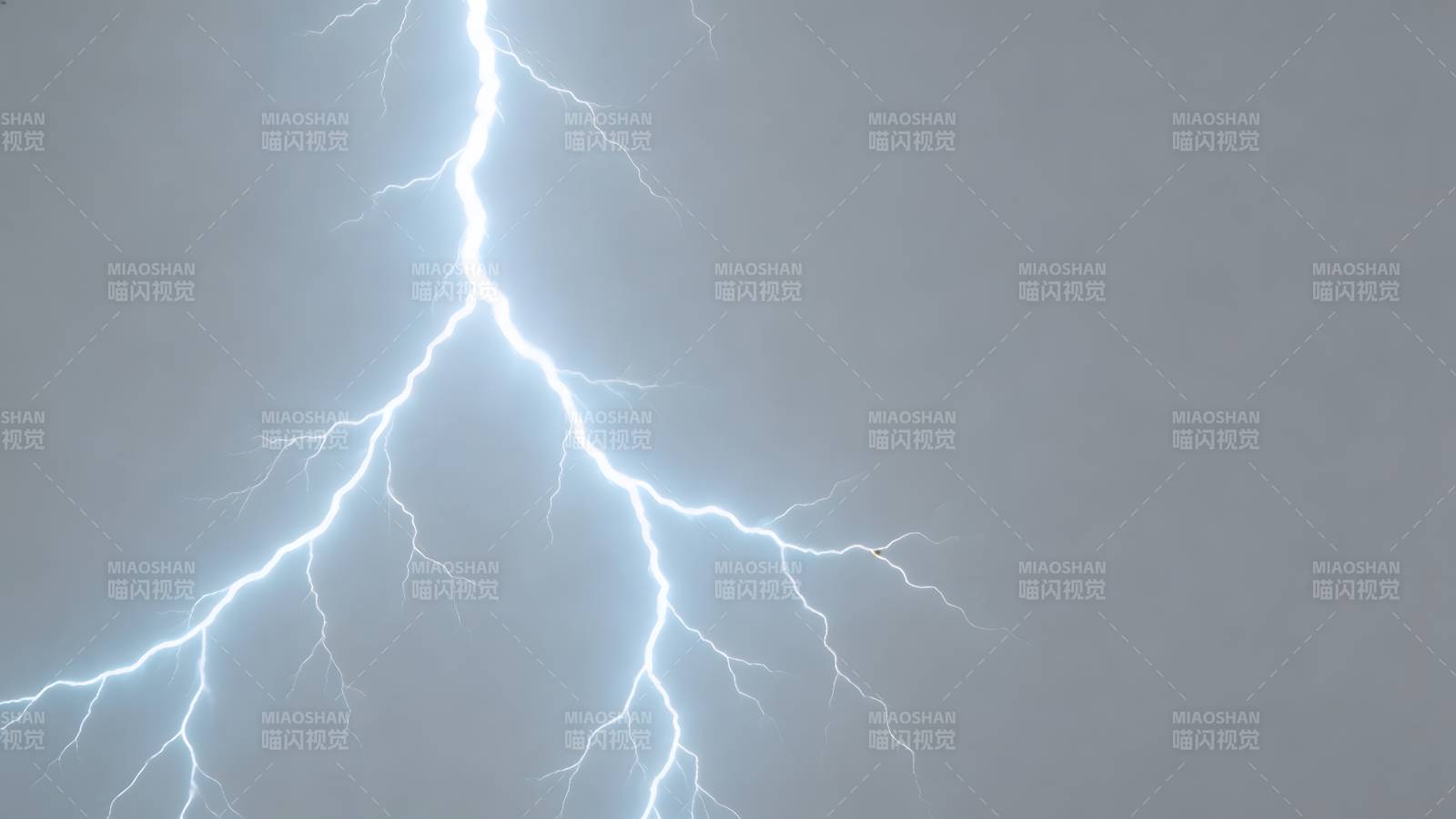 闪电划破天际图片