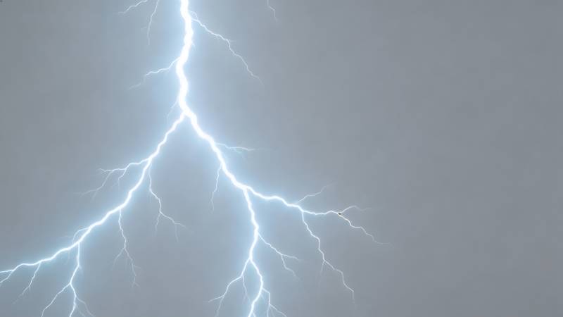 闪电划破天际图片