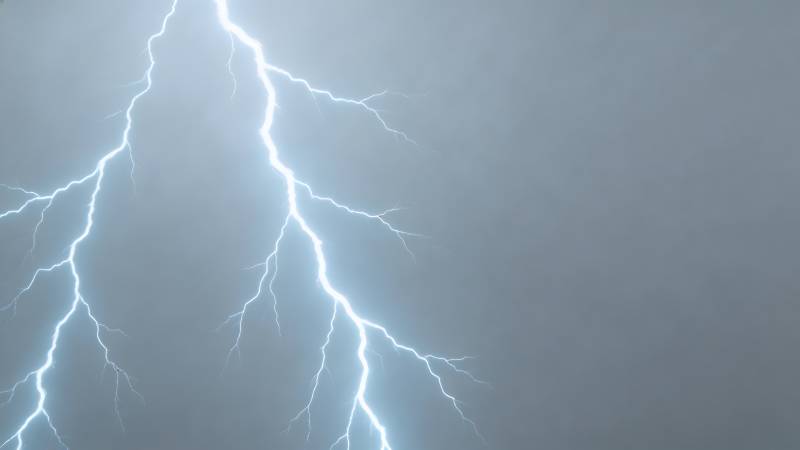 闪电划破夜空图片