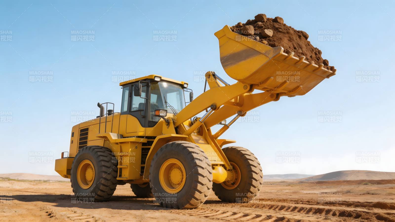 黄色装载机作业中图片