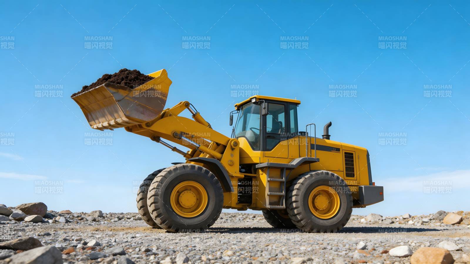 黄色装载机作业中图片