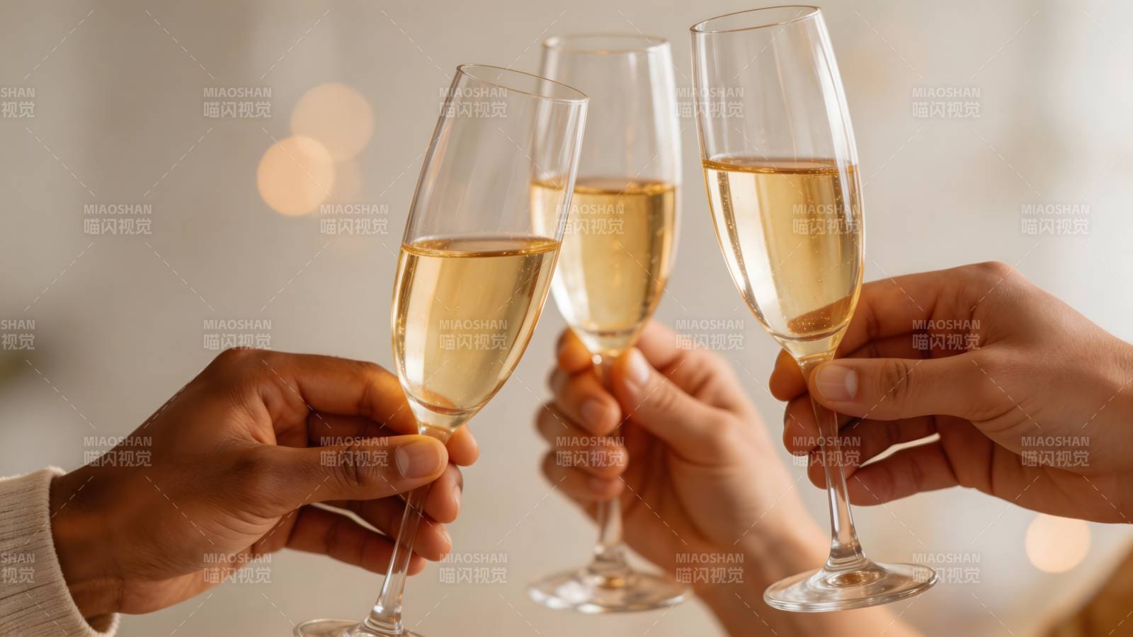 举杯共庆时刻图片