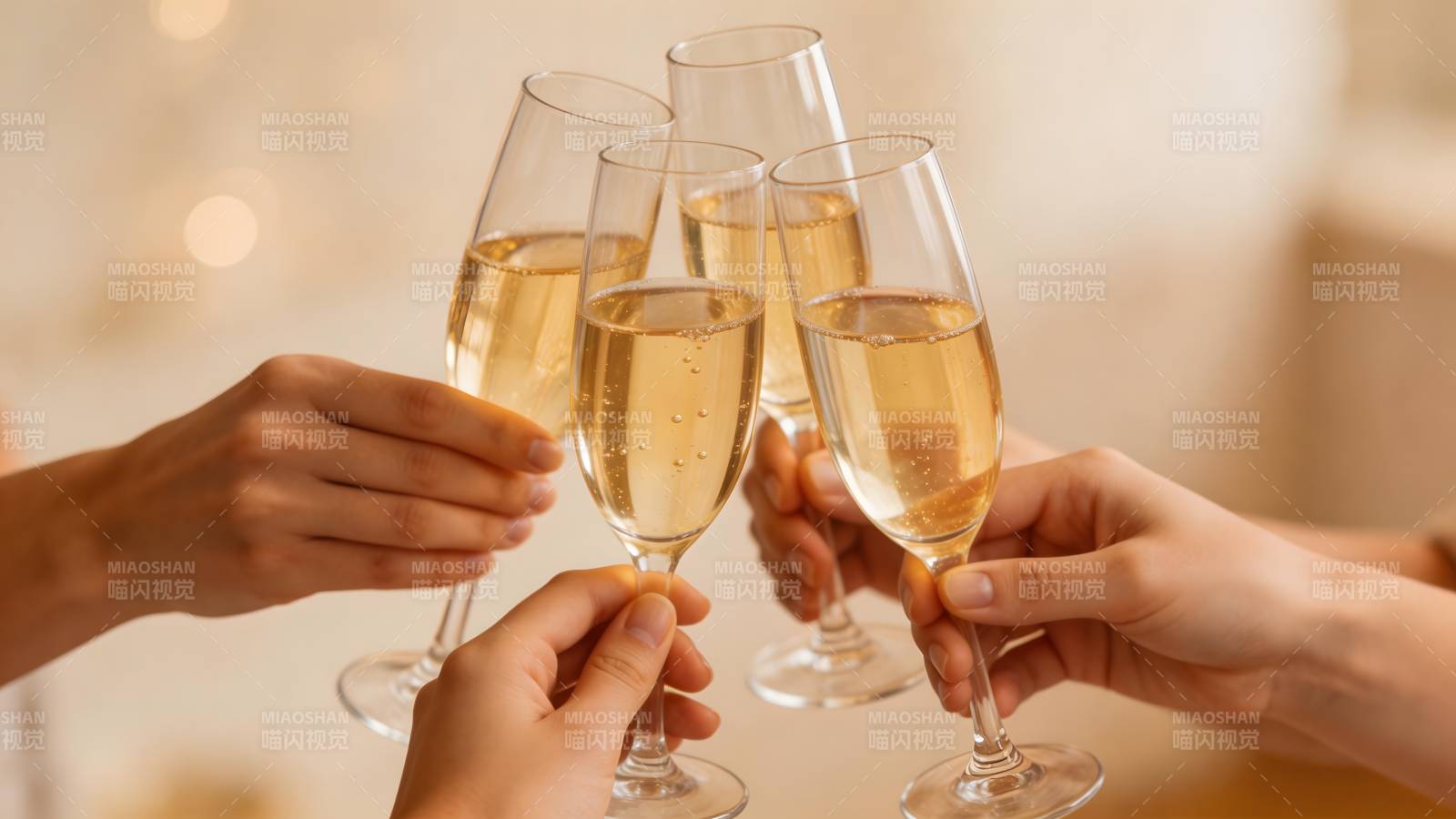 举杯共庆美好时光图片