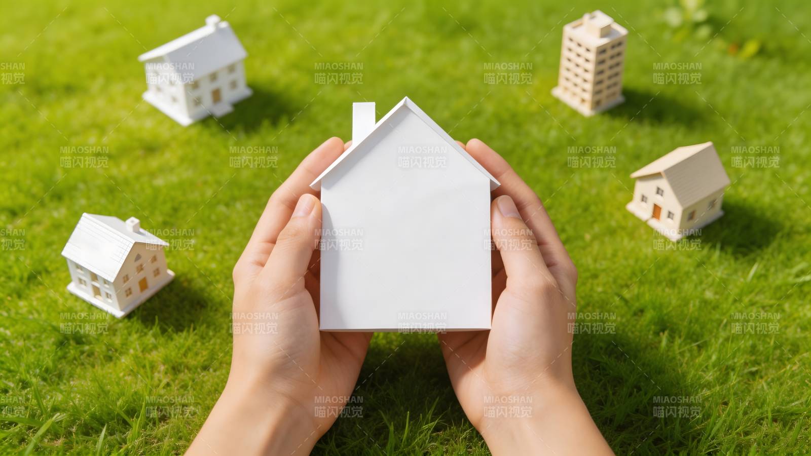 双手捧着小屋模型图片