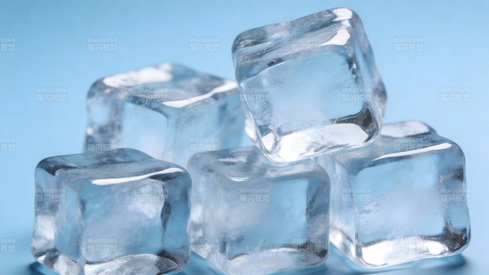 晶莹冰块堆叠图片