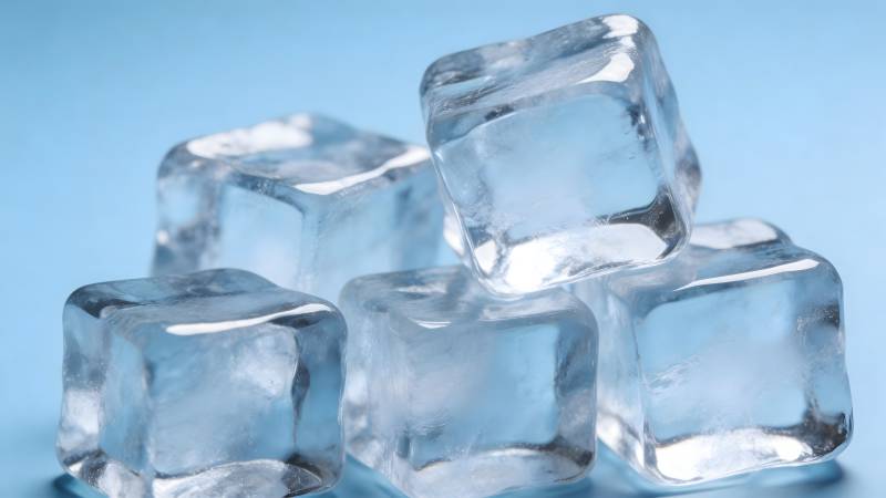 晶莹冰块堆叠图片