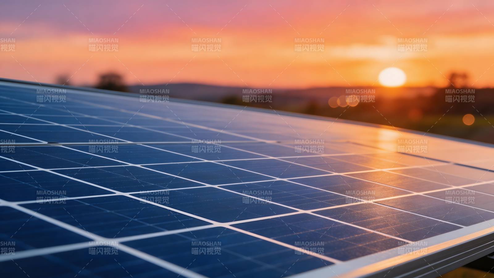 夕阳下的太阳能板图片
