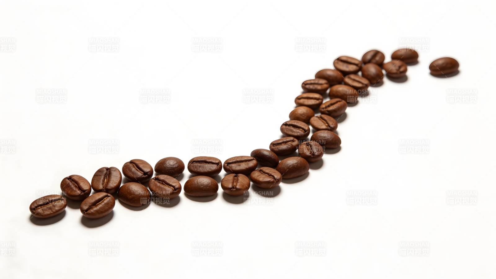咖啡豆排列成曲线图片