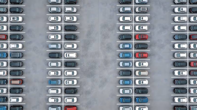 整齐排列的停车场图片