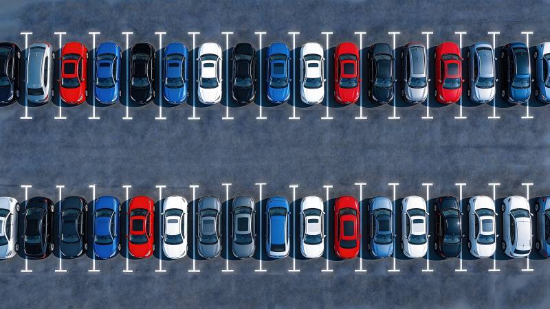 整齐排列的停车场图片