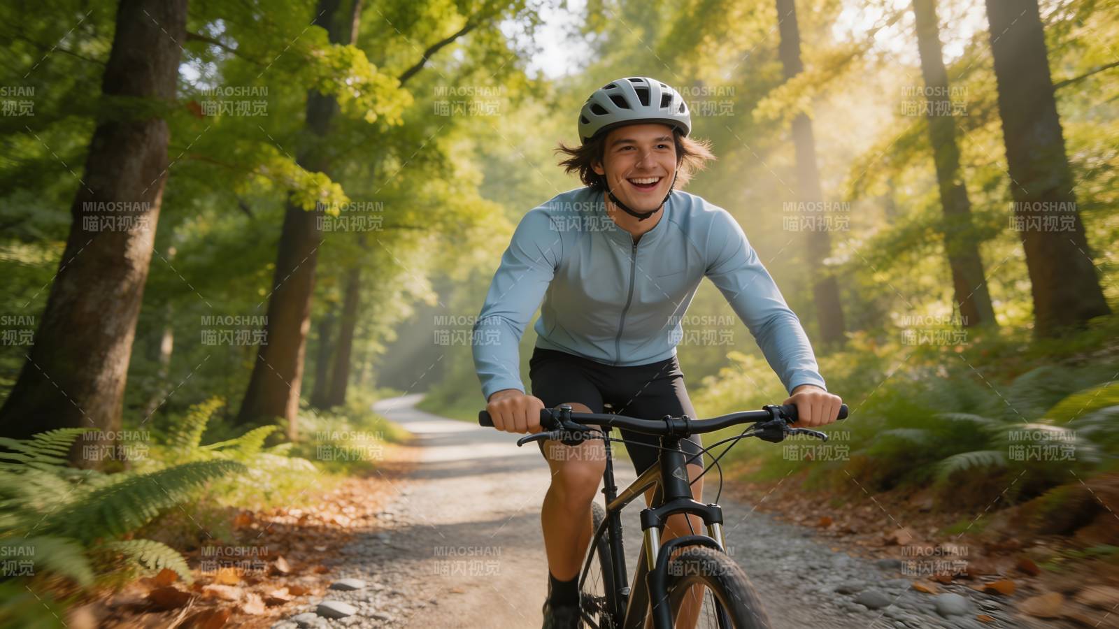林间骑行乐图片