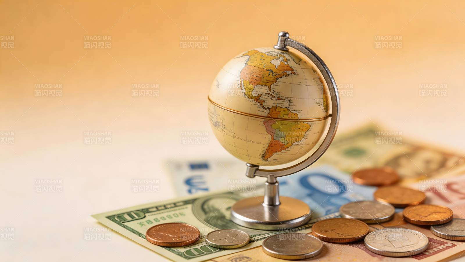 全球货币与地球仪图片