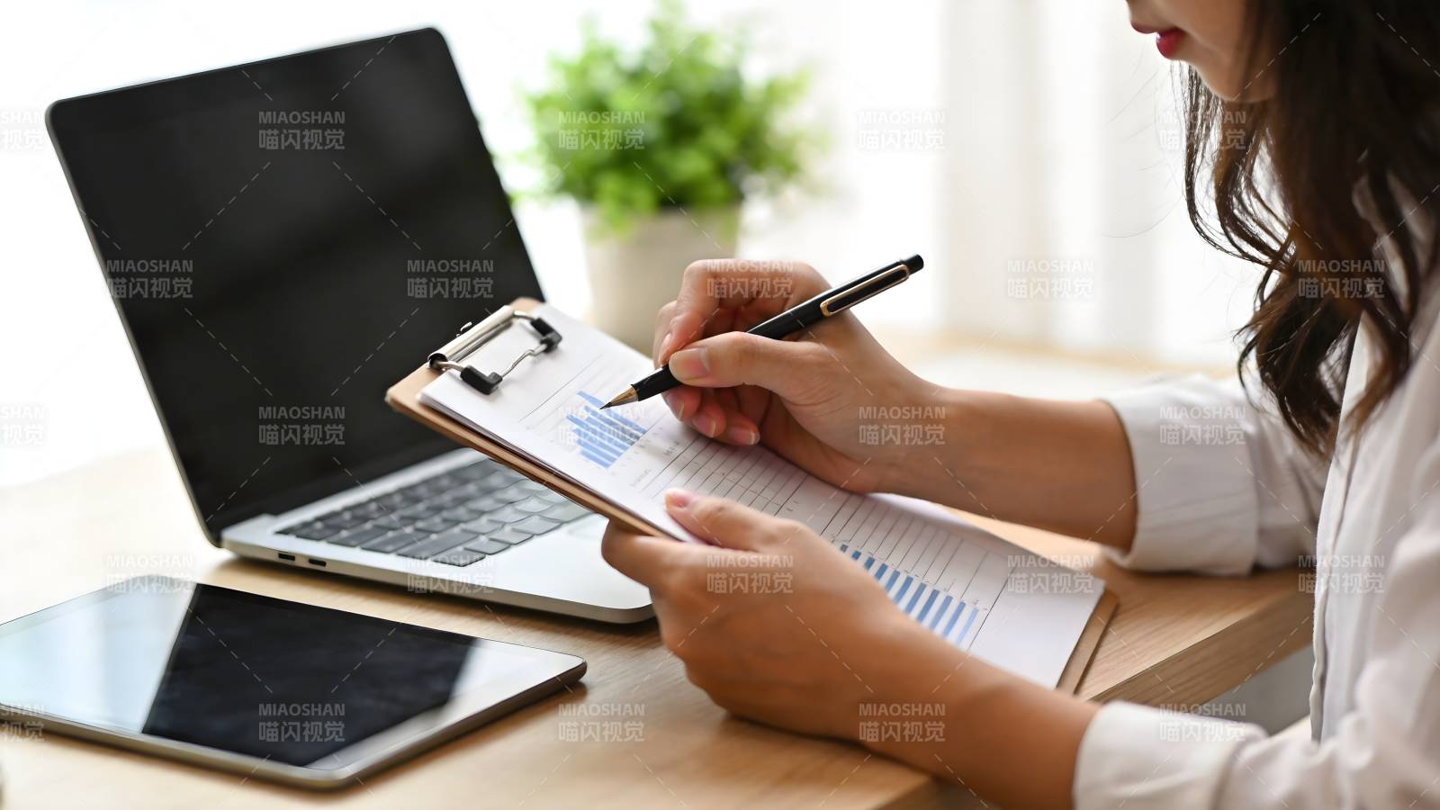 专注工作 记录笔记图片