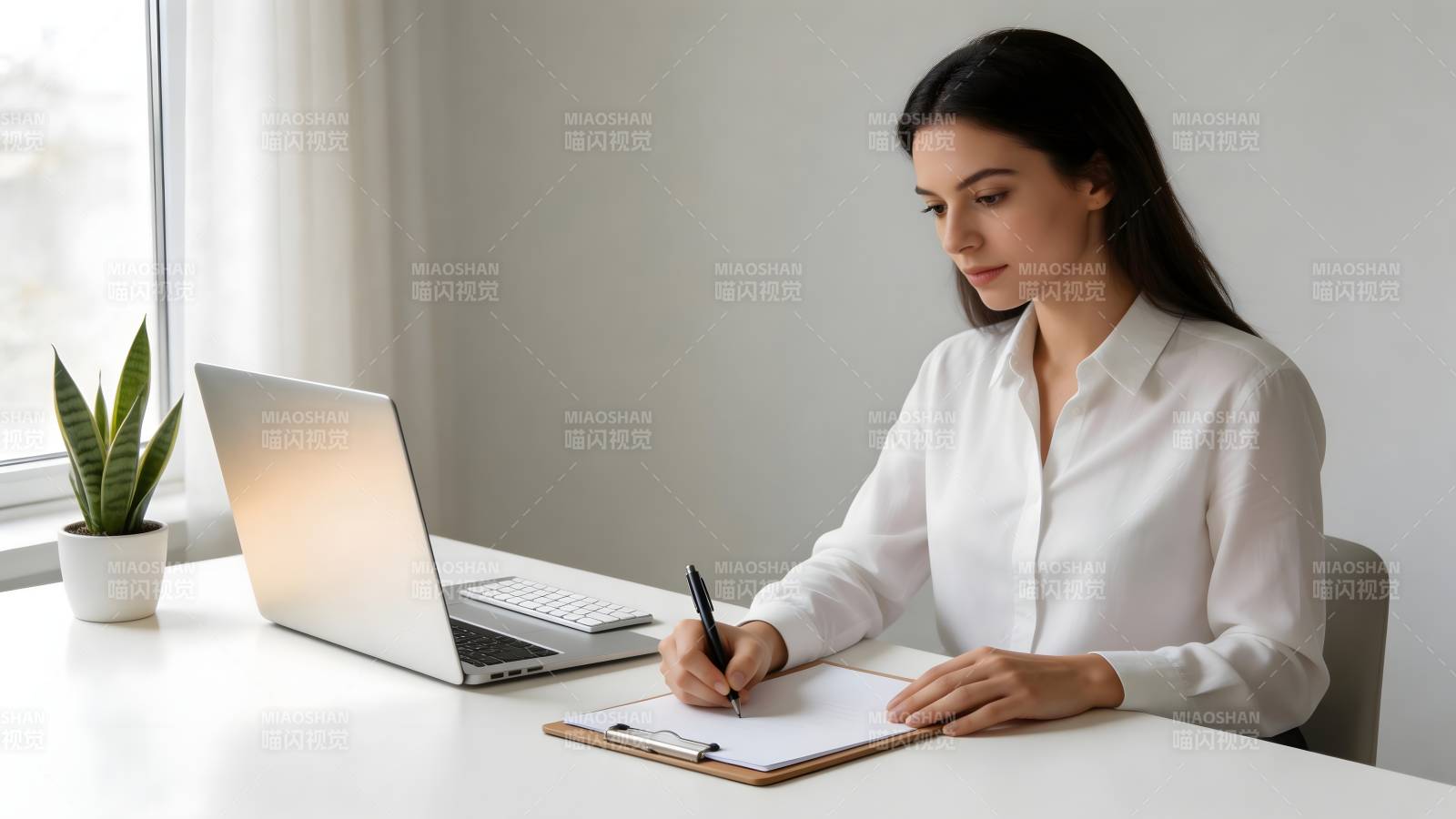 专注工作的女性图片