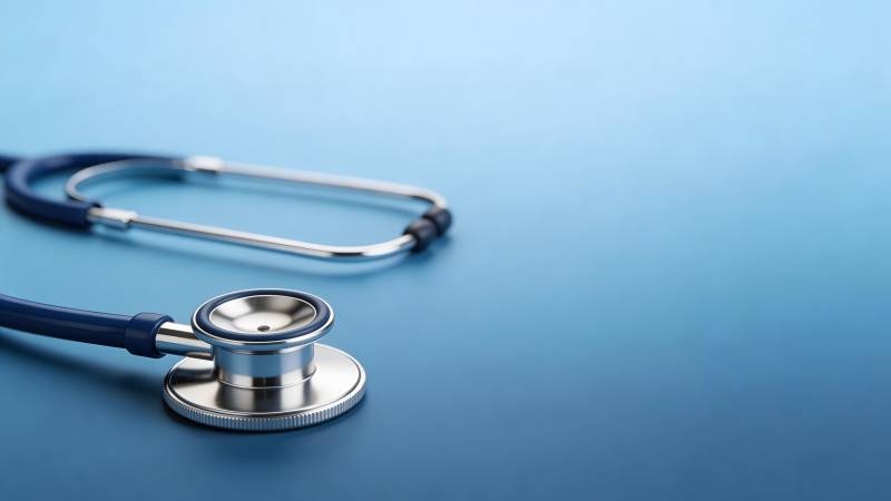 听诊器静置于蓝背景图片