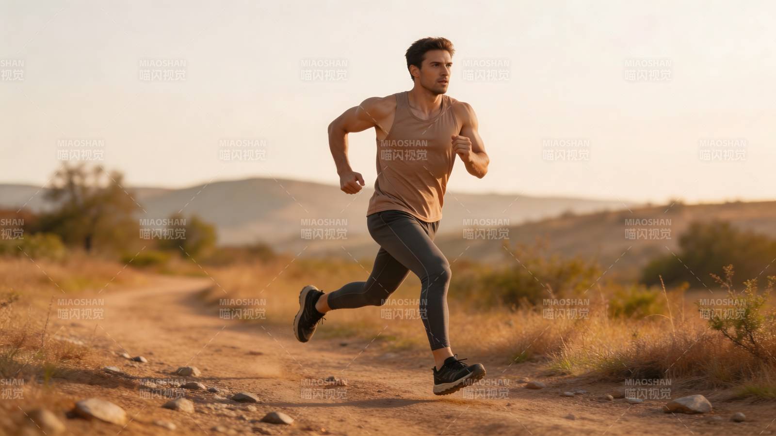 奔跑在荒野小径图片