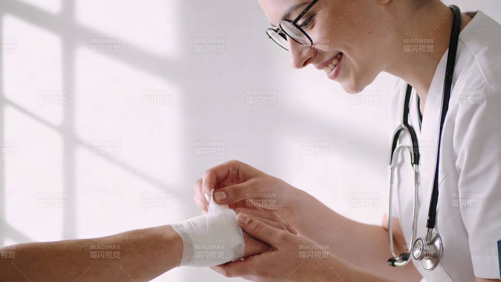 医生为患者包扎伤口图片